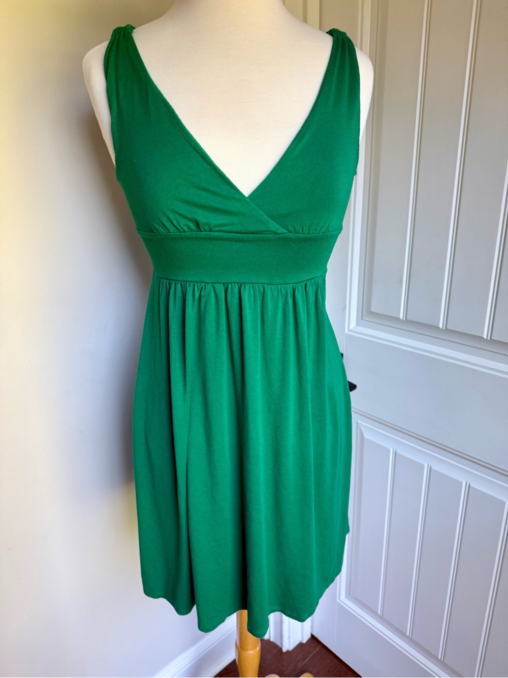 Forever 21 Emerald Green V-Neck Sleeveless Dress
